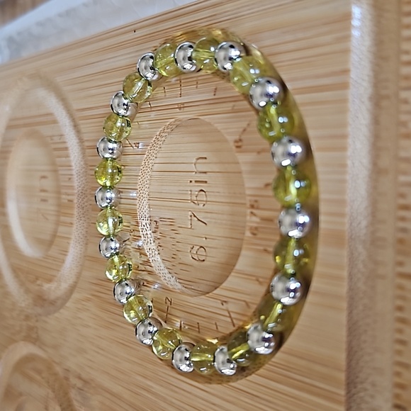 Peridot & silver beaded stretch bracelet - Picture 3 of 4